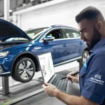 Kfz-Gutachter Bengin Özcan bei der Erstellung eines Unfallgutachtens am Fahrzeug in Hagen