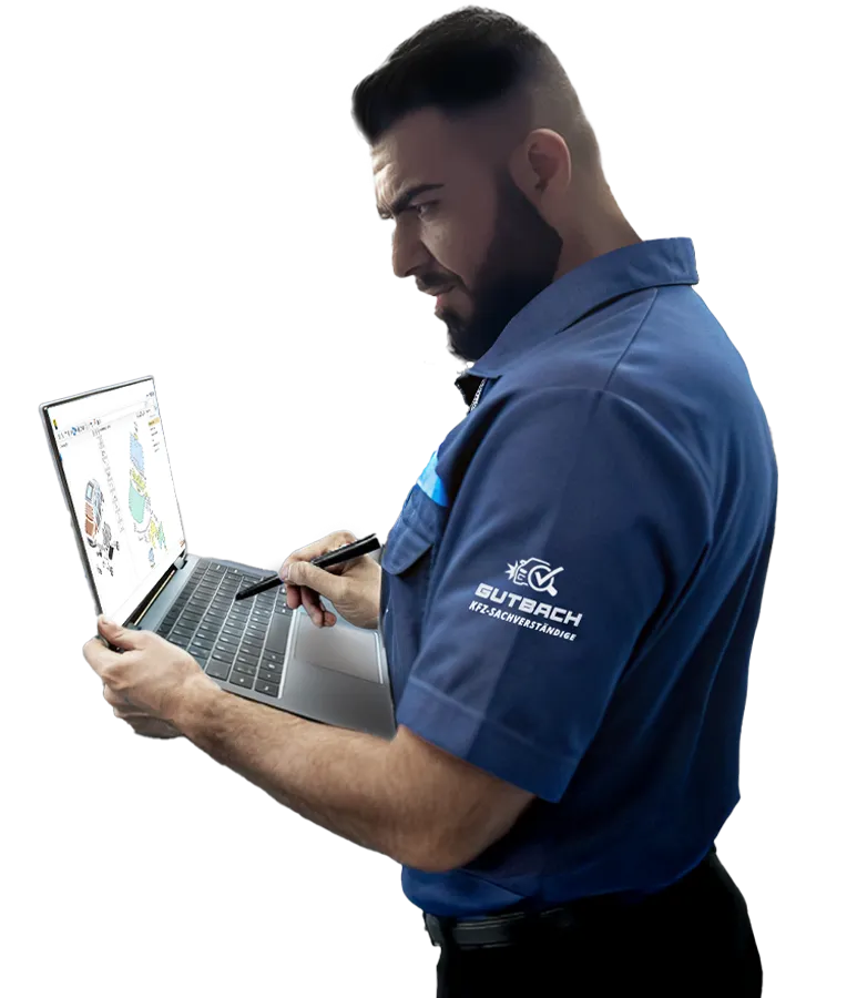 Kfz-Gutachter Bengin Özcan vom Sachverständigenbüro Gutbach erstellt ein Unfallgutachten am Laptop in Hagen